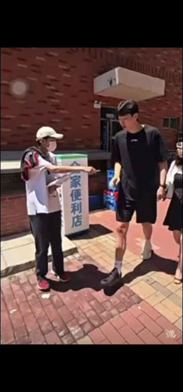 游戏规则模拟器-向杨瀚森索要签名合影未果 球迷：我们也没吃饭的 你给签个不行吗